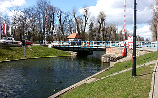 Kanał Łuczański otwarty dla żeglarzy. Zabytkowy most obrotowy to jedna z turystycznych atrakcji